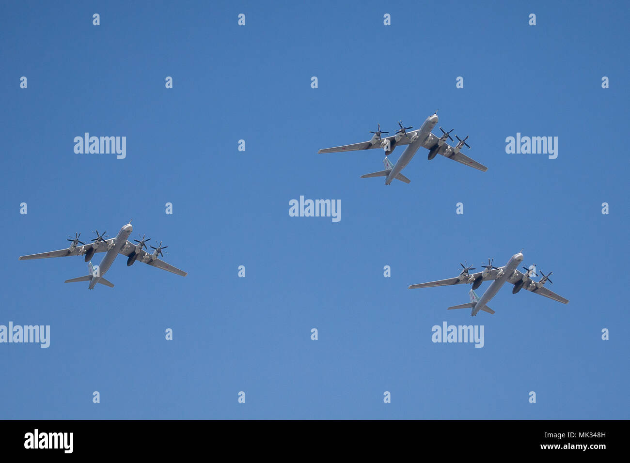 Moskau, Russland. 4. Mai, 2018. Russische Luftwaffe Tupolew Tu-95MS 4-engine Turboprop-angetriebene Strategischer Bomber und Raketen carrier fliegen in Formation während der Probe auf den bevorstehenden Sieg Tag air show Kennzeichnung der 73. Jahrestag des Sieges über Nazi-Deutschland im Großen Vaterländischen Krieg 1941-45, der Ostfront des Zweiten Weltkriegs. Credit: Victor Vytolskiy/Alamy leben Nachrichten Stockfoto