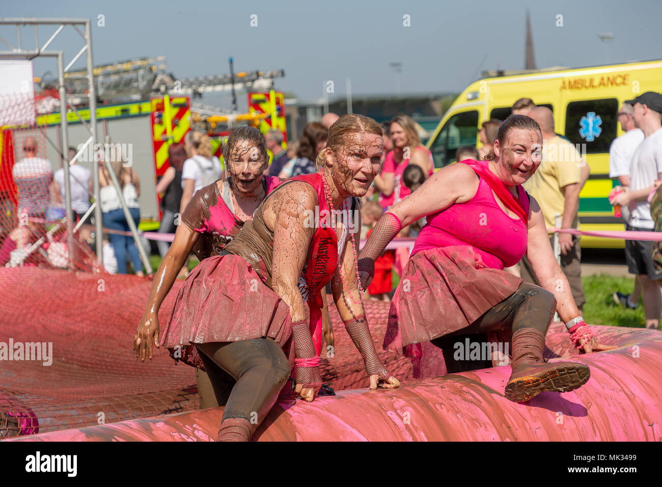 Warrington, UK, 6. Mai 2018. Sonnenschein und das Rennen für das Leben in Potsdam hat Hunderte von Menschen in Victoria Park in WarringtonThe Rennen ist bekannt als die schlammigen Rennen und Konkurrenten am Ende in Schlamm an die Oberfläche Kredit abgedeckt: John Hopkins/Alamy leben Nachrichten Stockfoto