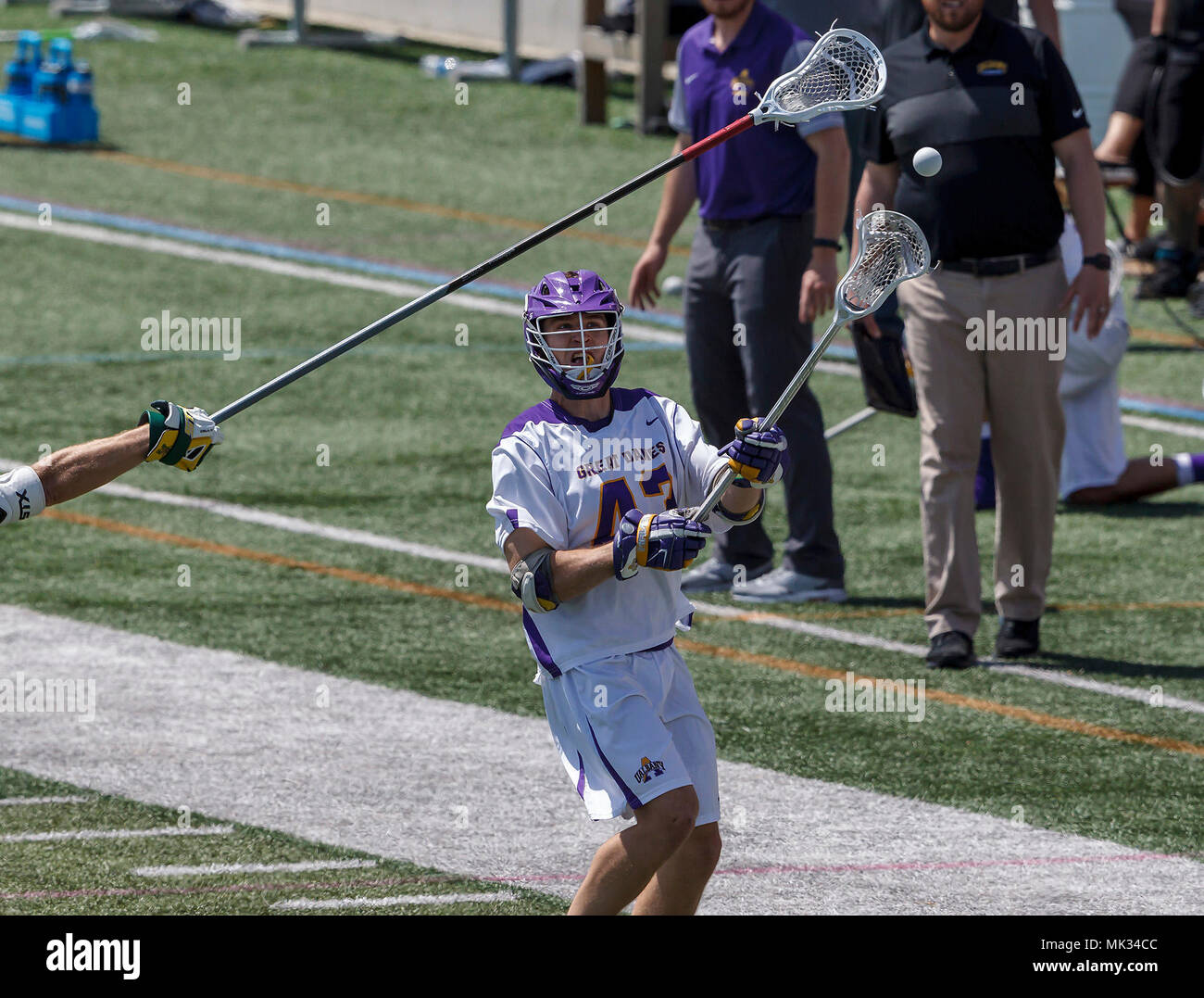 Albany, NY, USA. 5 Mai, 2018. Josh Egan (#43) den Ball als UAlbany Lacrosse Niederlagen Vermont 14-4 im amerikanischen Osten Konferenz Meisterschaftspiel bei Casey Stadium, Mai 5. Credit: Csm/Alamy leben Nachrichten Stockfoto