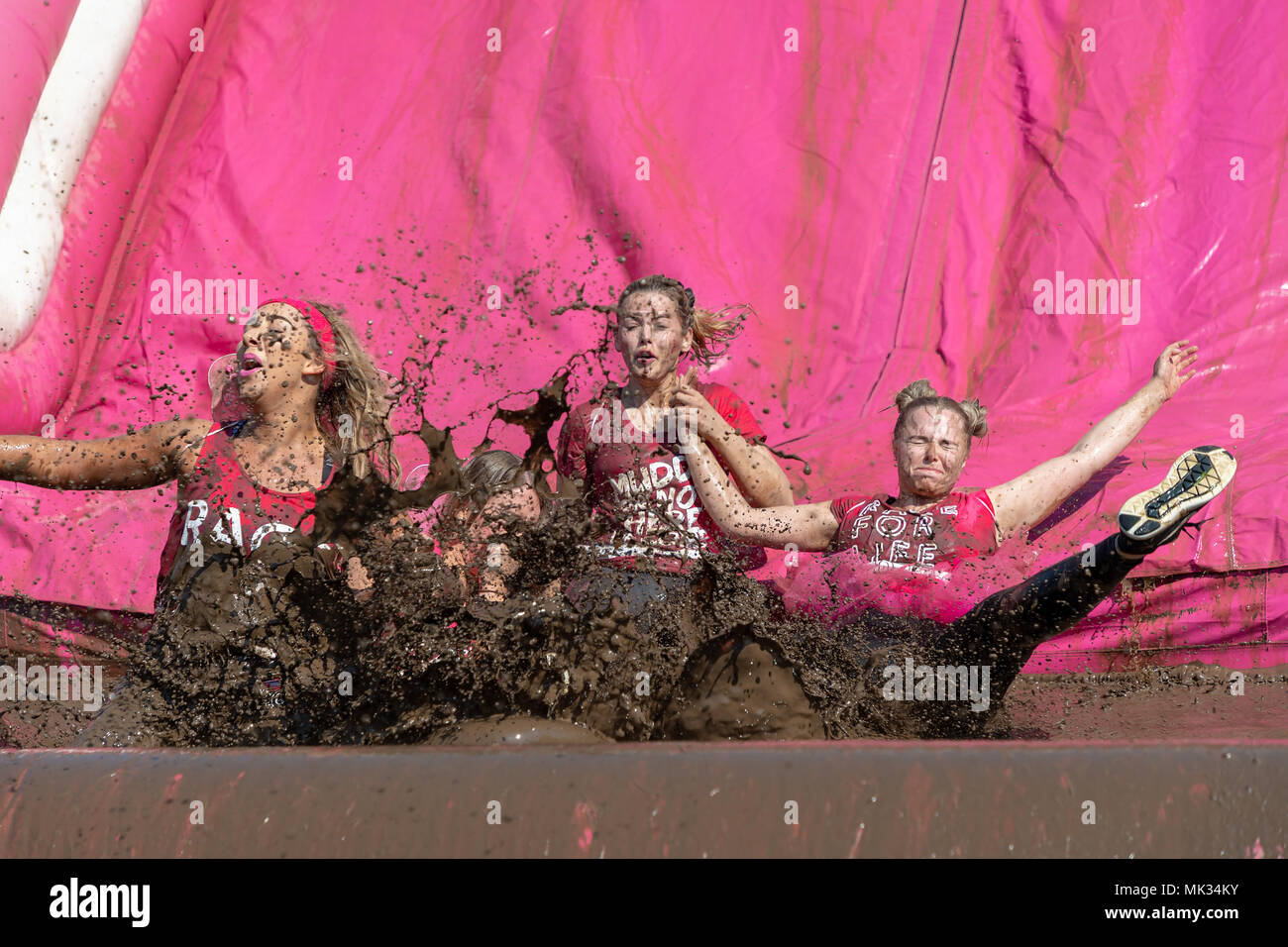Warrington, UK, 6. Mai 2018. Sonnenschein und das Rennen für das Leben in Potsdam hat Hunderte von Menschen in Victoria Park in WarringtonThe Rennen ist bekannt als die schlammigen Rennen und Konkurrenten am Ende in Schlamm an die Oberfläche Kredit abgedeckt: John Hopkins/Alamy leben Nachrichten Stockfoto