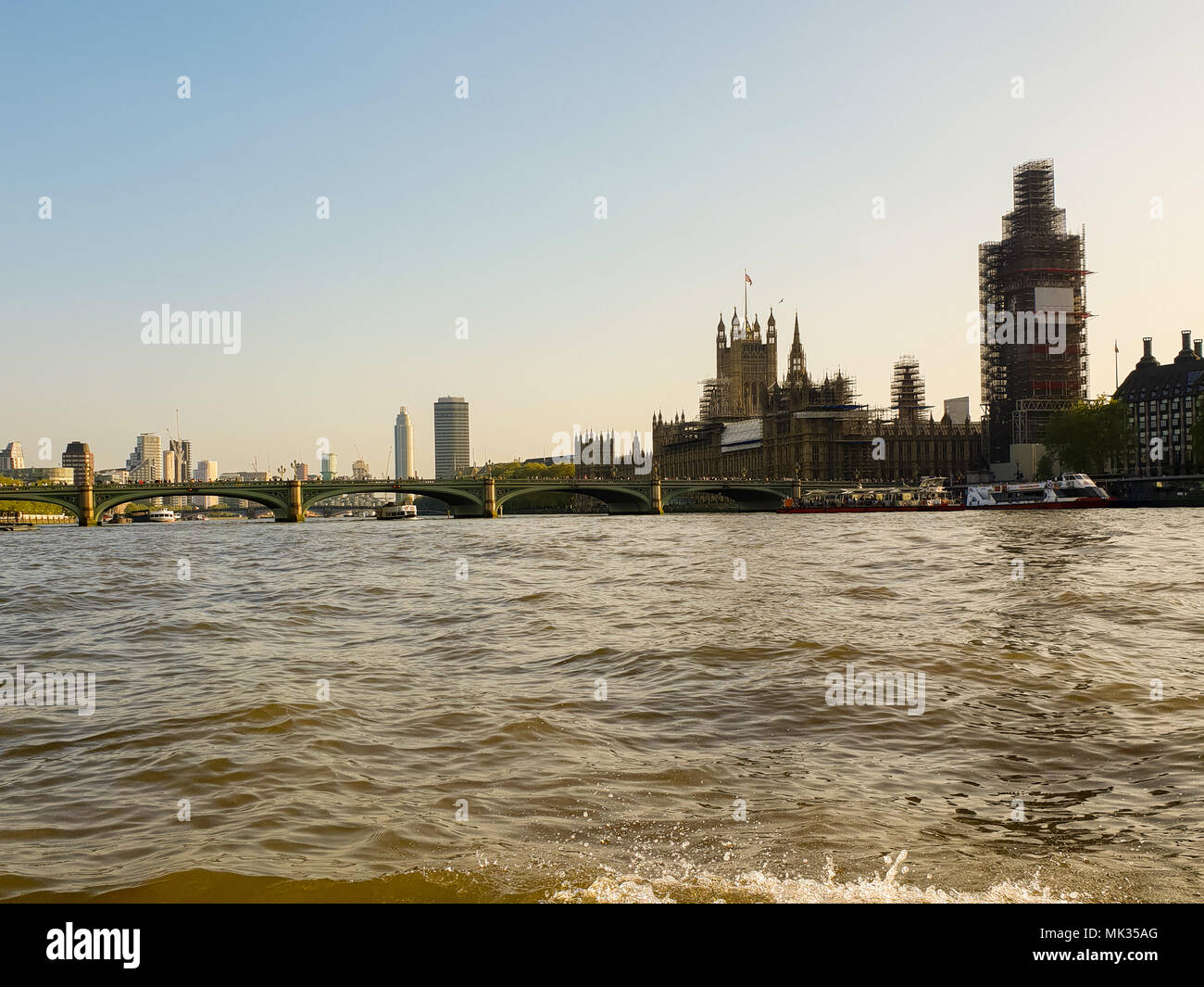 London. UK vom 6. Mai 2018 - Blick auf das Parlament und Big Ben die Sonne untergeht. Der Blick auf die Skyline von London und touristische Attraktionen von der Themse, wie die Sonne nach einem sehr warmen und sonnigen Tag. Die Temperaturen in London erreichte über 25 Grad Celsius. Credit: Roamwithrakhee/Alamy leben Nachrichten Stockfoto