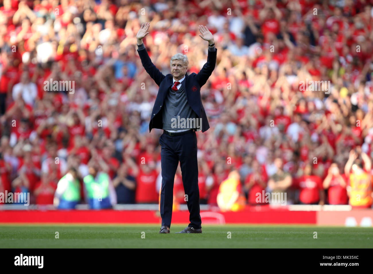 London, Großbritannien. 6. Mai, 2018. Arsene Wenger wellen Abschied von den Fans, nach dem Arsenal Manager für 22 Jahre, an der Englischen Premier League Spiel Arsenal v Burnley, Emirates Stadium, London, am 6. Mai 2018. ** Dieses BILD IST FÜR DIE REDAKTIONELLE VERWENDUNG ** Quelle: Paul Marriott/Alamy leben Nachrichten Stockfoto