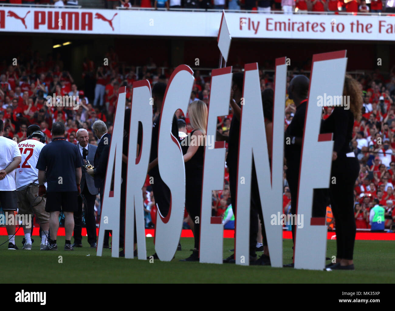 London, Großbritannien. 6. Mai, 2018. Arsene Wenger (Arsenal manager), in seinem letzten Heimspiel für Arsenal, spricht mit Bob Wilson, der Englischen Premier League Spiel Arsenal v Burnley, Emirates Stadium, London, am 6. Mai 2018. ** Dieses BILD IST FÜR DIE REDAKTIONELLE VERWENDUNG ** Quelle: Paul Marriott/Alamy leben Nachrichten Stockfoto