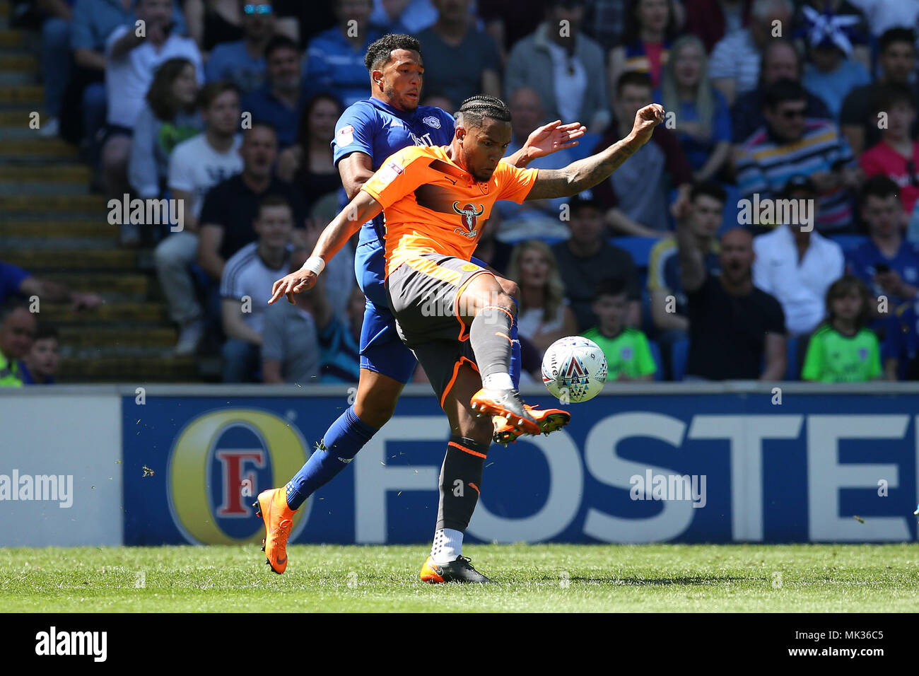 Cardiff, Großbritannien. 6. Mai, 2018. Liam Moore zu Lesen bekommt den Ball vor Nathaniel Mendez-Laing von Cardiff City (l). EFL Skybet Meisterschaft übereinstimmen, Cardiff City v Lesung im Cardiff City Stadium am Sonntag, den 6. Mai 2018. Dieses Bild dürfen nur für redaktionelle Zwecke verwendet werden. Nur die redaktionelle Nutzung, eine Lizenz für die gewerbliche Nutzung erforderlich. Keine Verwendung in Wetten, Spiele oder einer einzelnen Verein/Liga/player Publikationen. pic von Andrew Obstgarten/Andrew Orchard sport Fotografie/Alamy leben Nachrichten Stockfoto