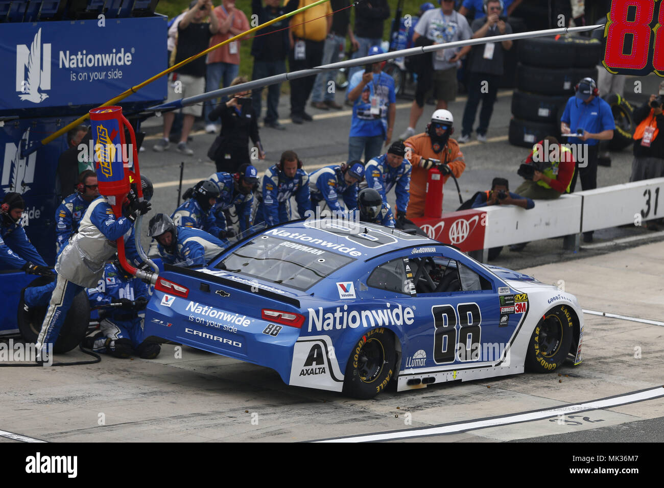 Dover, Delaware, USA. 6. Mai, 2018. Alex Bowman (88) kommt unten Grubestraße für Service während der AAA 400 Antrieb für Autismus in Dover International Speedway in Dover, Delaware. Quelle: Chris Owens Asp Inc/ASP/ZUMA Draht/Alamy leben Nachrichten Stockfoto