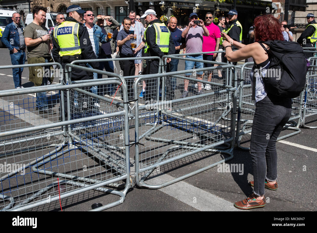 London, Großbritannien. 6. Mai, 2018. Eine Frau aus der anti-faschistischen gegen den Protest der taunts Anhänger der rechtsextremen Demokratischen Fußball Jungs Alliance an einem "Tag der Freiheit" Veranstaltung in Whitehall, an der ehemaligen English Defence League leader Tommy Robinson wurde festgelegt, zu sprechen. Credit: Mark Kerrison/Alamy leben Nachrichten Stockfoto