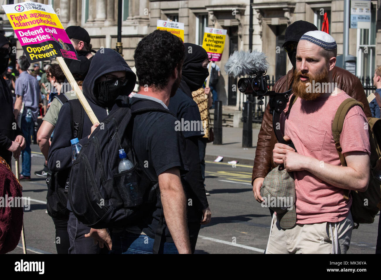 London, Großbritannien. 6. Mai, 2018. Ein Mann, der eine Kippa stellt Fragen der Antifaschisten an einem gegen den Protest der Rechten demokratischen Fußball der Lads Allianz "Tag der Freiheit" Veranstaltung in Whitehall, an der ehemaligen English Defence League leader Tommy Robinson wurde festgelegt, zu sprechen. Credit: Mark Kerrison/Alamy leben Nachrichten Stockfoto