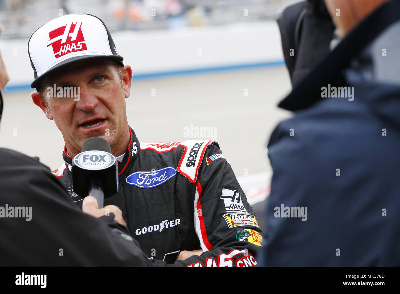 Dover, Delaware, USA. 6. Mai, 2018. Clint Bowyer (14) hängt heraus auf Grubestraße während einer Regenunterbrechung für die AAA 400 Antrieb für Autismus in Dover International Speedway in Dover, Delaware. Quelle: Chris Owens Asp Inc/ASP/ZUMA Draht/Alamy leben Nachrichten Stockfoto