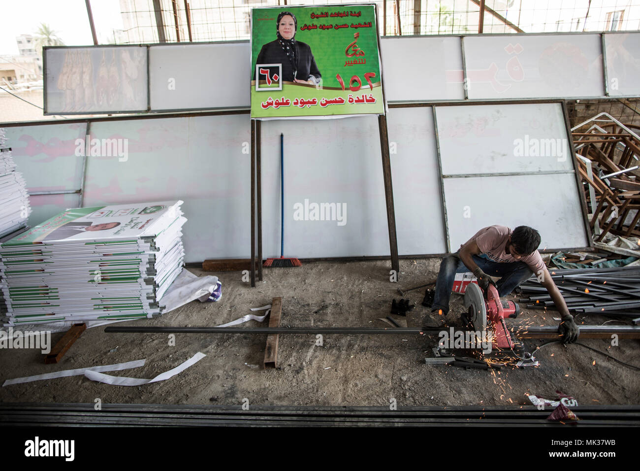 Bagdad, Irak. 18 Apr, 2018. Ein Bild erstellt am 07. Mai 2018 zeigt ein bangladeshi Wanderarbeitnehmer Vorbereitung Wahlkampf Plakate in Bagdad, Irak, 18. April 2018. Das Land rüstet sich für Parlamentswahlen, in denen etwa 7.000 Bewerber vying für 329 Sitze im Parlament am 12. Mai. Credit: Oliver Weiken/dpa/Alamy leben Nachrichten Stockfoto