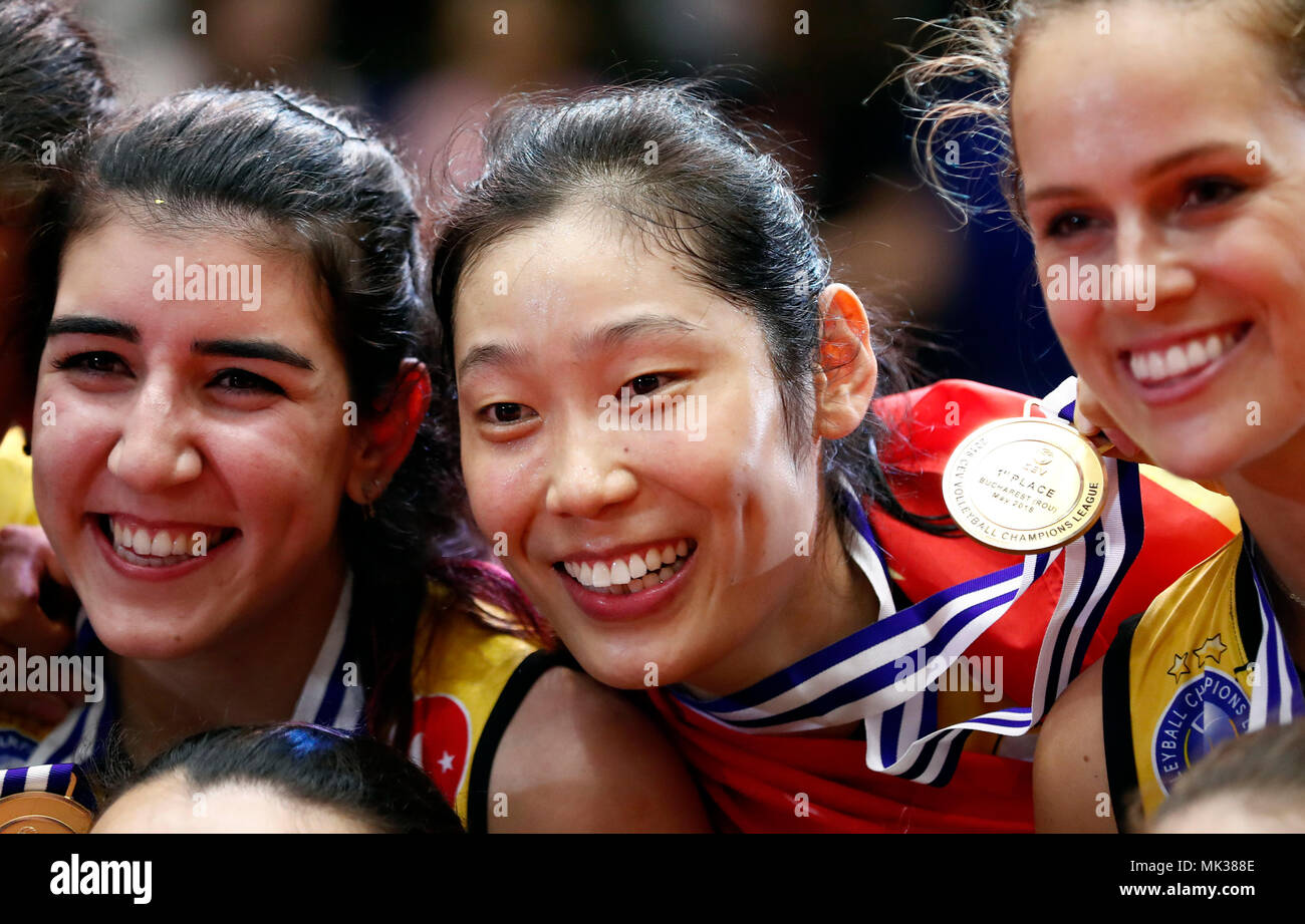 Bukarest, Rumänien. 6. Mai, 2018. Zhu Ting (C) der Türkischen Vakifbank wirft mit der Goldmedaille nach dem Gewinn der 2018 CEV Volleyball Champions League Finale gegen Rumäniens CSM Volei Alba Blaj in Bukarest, Rumänien, 6. Mai 2018. Vakifbank Istanbul besiegt CSM Volei Alba Blaj 3-0 und gewann die Trophäe. Credit: Cristian Cristel/Xinhua/Alamy leben Nachrichten Stockfoto