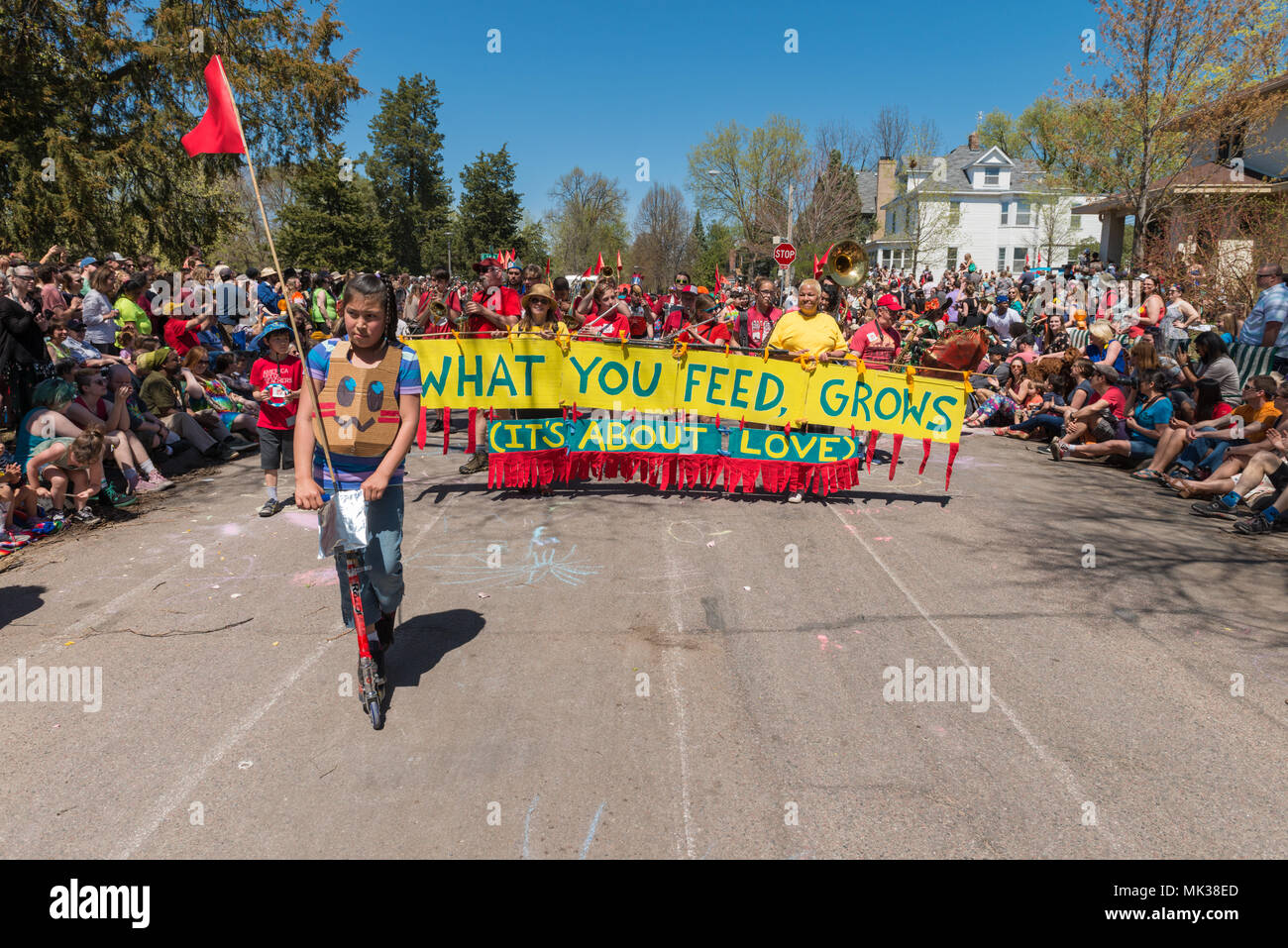 MINNEAPOLIS - 6. Mai 2018: Menschen tragen ein Banner bei der Bekanntgabe der Thema von Minneapolis jährliche May Day Parade. Organisiert von Im Herzen der Bestie Marionette und Maske Theater, die Parade, Zeremonie, und Festival ist in seiner 44. Credit: Nicholas Neufeld/Alamy leben Nachrichten Stockfoto