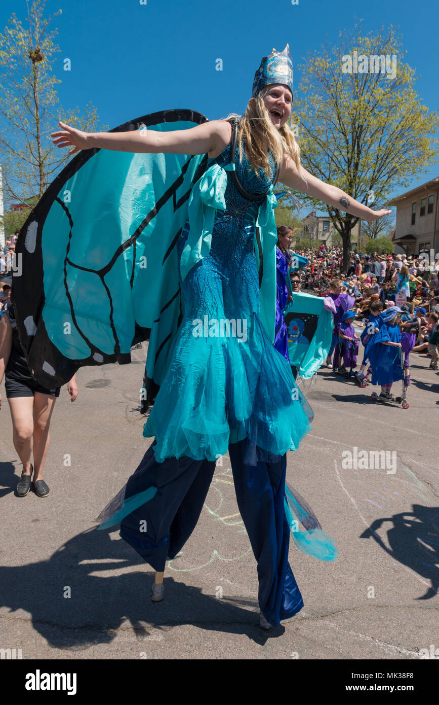 MINNEAPOLIS - Mai 6, 2018: die Menschen in Minneapolis jährliche May Day Parade teilnehmen. Organisiert von Im Herzen der Bestie Marionette und Maske Theater, die Parade, Zeremonie, und Festival ist in seiner 44. Credit: Nicholas Neufeld/Alamy leben Nachrichten Stockfoto