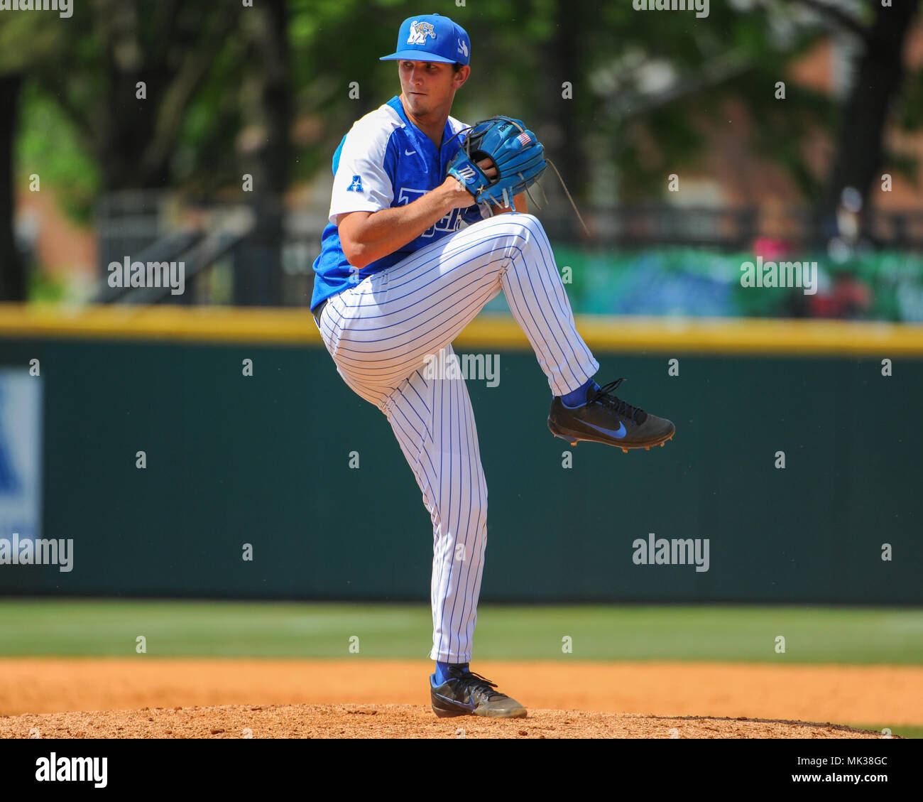 FedEx Park. 06 Mai, 2018. TN, USA; Memphis Tigers LHP, Hunter Smith (20), auf dem Damm im letzten Spiel der Serie gegen die UConn. Memphis besiegt UConn, 4-3, bei FedEx Park. Kevin Lanlgey/CSM/Alamy leben Nachrichten Stockfoto