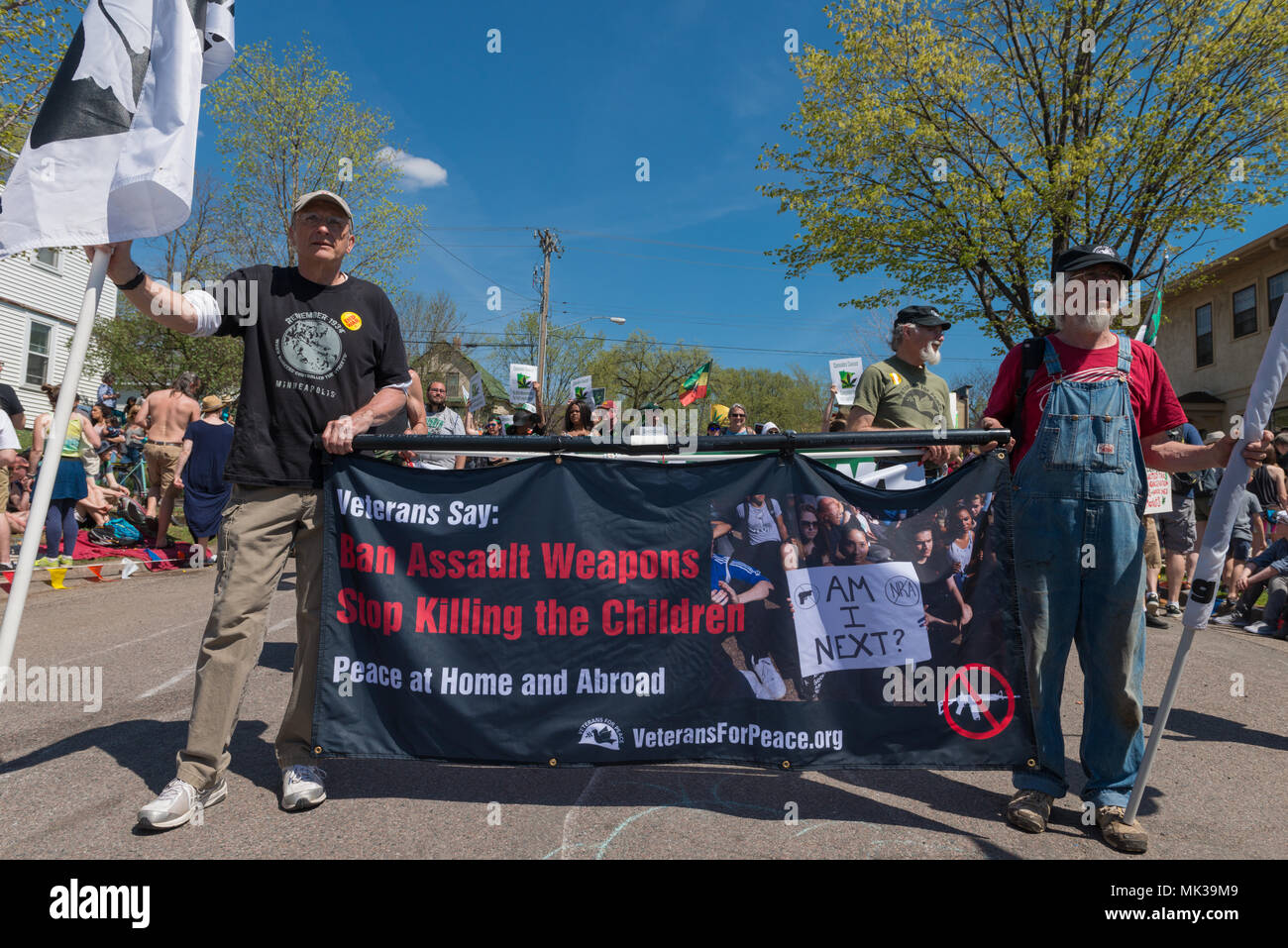 MINNEAPOLIS - 6. Mai 2018: Military Veterans fördern Gun Control in Minneapolis jährliche May Day Parade. Organisiert von Im Herzen der Bestie Marionette und Maske Theater, die Parade, Zeremonie, und Festival ist in seiner 44. Credit: Nicholas Neufeld/Alamy leben Nachrichten Stockfoto