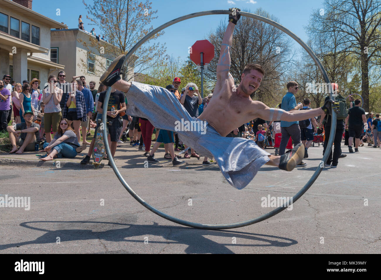 MINNEAPOLIS - 6. Mai 2018: ein Mann dreht sich in der großen metal Hoop in Minneapolis jährliche May Day Parade. Organisiert von Im Herzen der Bestie Marionette und Maske Theater, die Parade, Zeremonie, und Festival ist in seiner 44. Credit: Nicholas Neufeld/Alamy leben Nachrichten Stockfoto