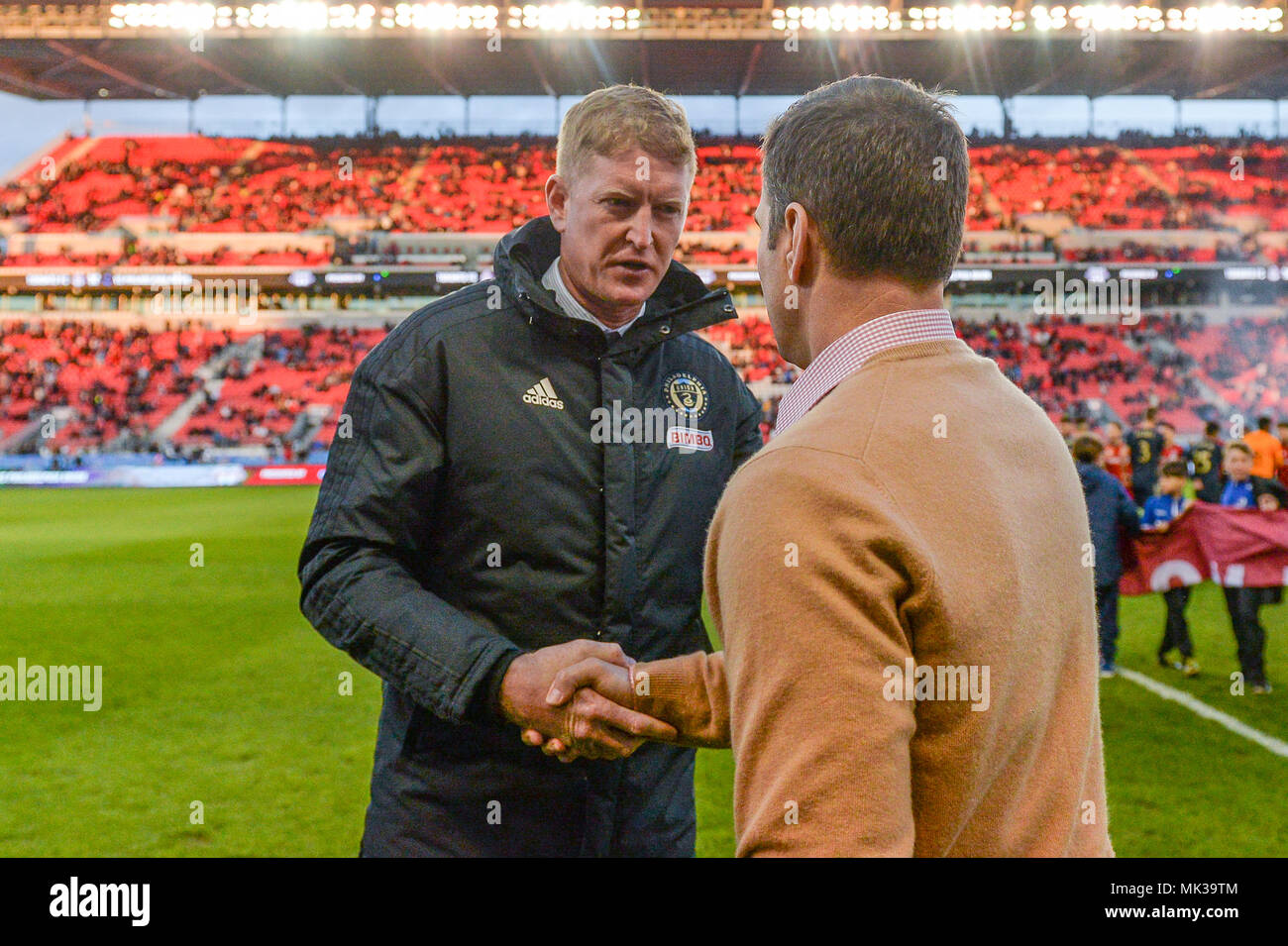 Manager Jim Curtin (L) und Manager Greg Vanney (R) Grüßen vor 2018 MLS Regular Season Match zwischen Toronto FC (Kanada) und Philadelphia (USA) am BMO Feld (Ergebnis 3:0). Stockfoto