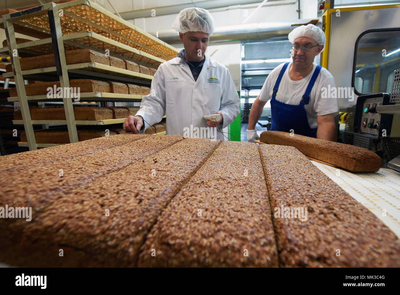 Gütersloh, Deutschland. 11. Jan 2012. Ein Mitarbeiter der Industriellen  Bäckerei Mestemacher die Temperatur von frisch gebackenem Brot in  Gütersloh, Deutschland, 11. Januar 2012 überprüft. Die Firma berichtet über  ihre jährliche Ergebnisse 2011