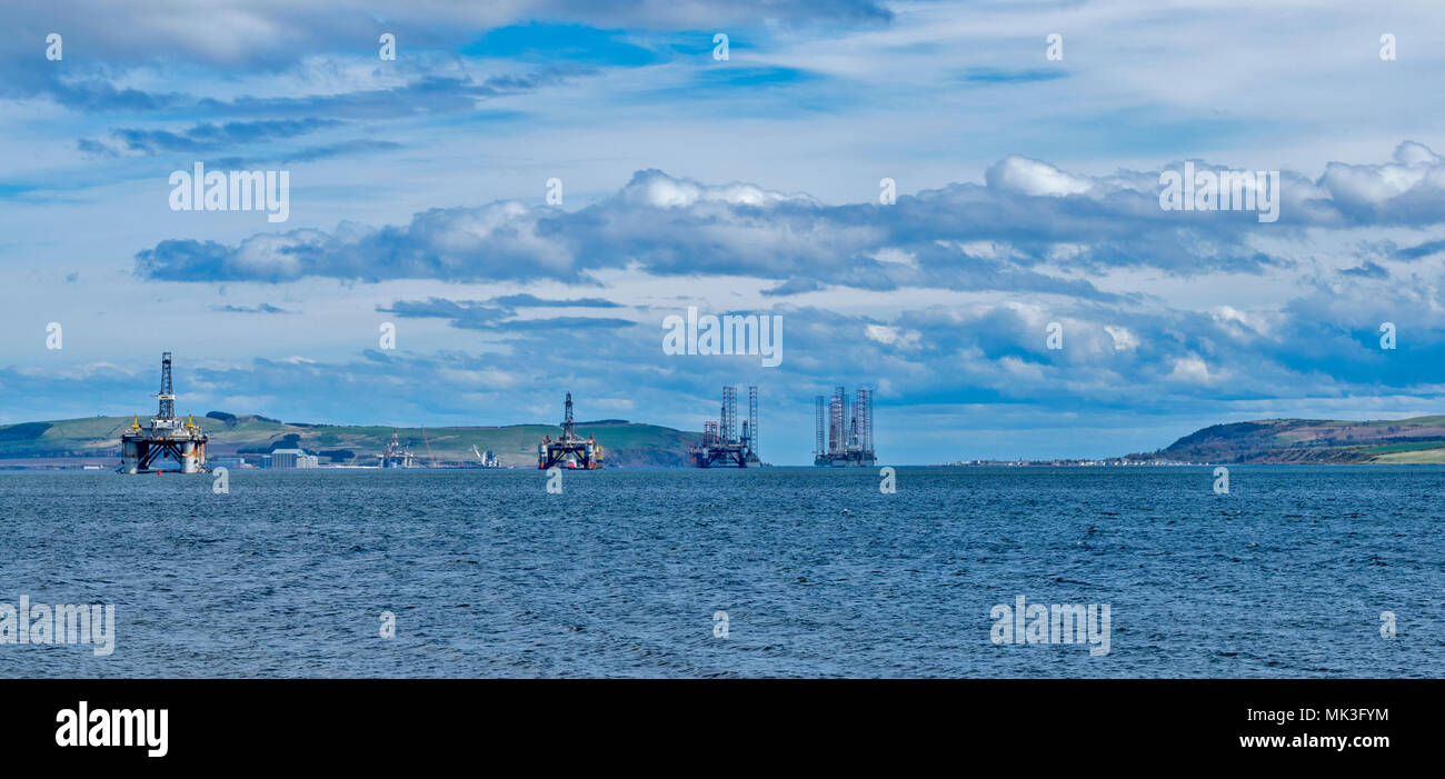 CROMARTY FIRTH SCHOTTLAND VIER AUSRANGIERTE ÖLBOHRINSELN BEI REPARATURARBEITEN CROMARTY DORF IN DER FERNE Stockfoto