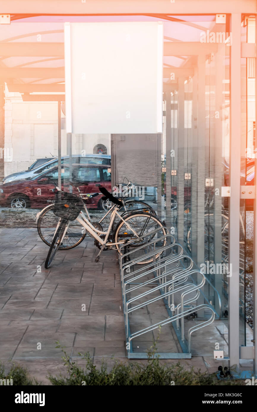 Parkplätze und Fahrradverleih in europäischen Städten. Das Konzept der ökologischen Bewegung und Alternativen zum Auto. Stockfoto