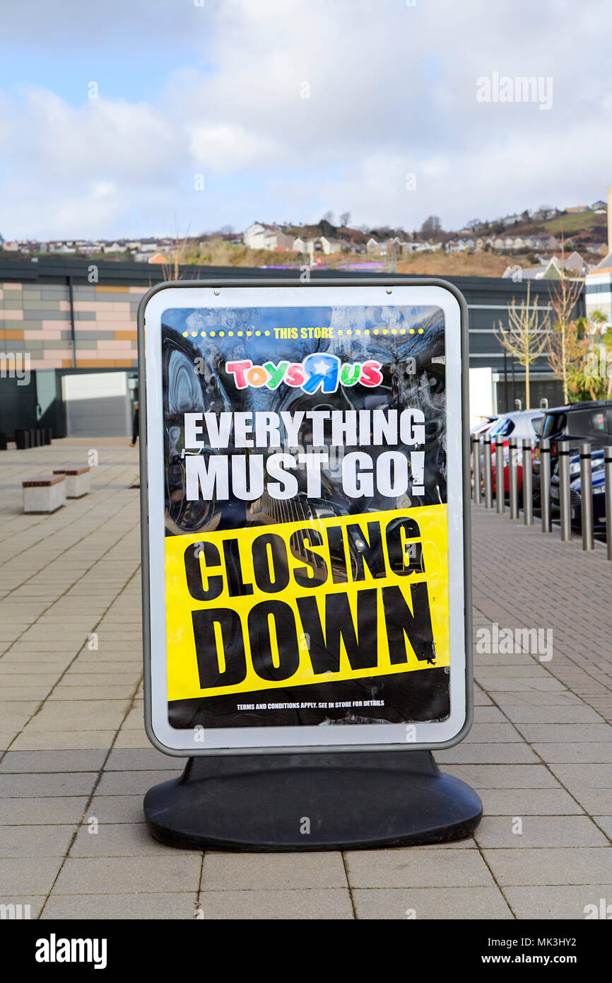 Swansea, Großbritannien: März 08, 2018: Vorderansicht eines Toys R Us store mit Schließung Zeichen in das Fenster. Toys R Us Inc. ist ein Amerikanischen Spielwarenhändler. Stockfoto