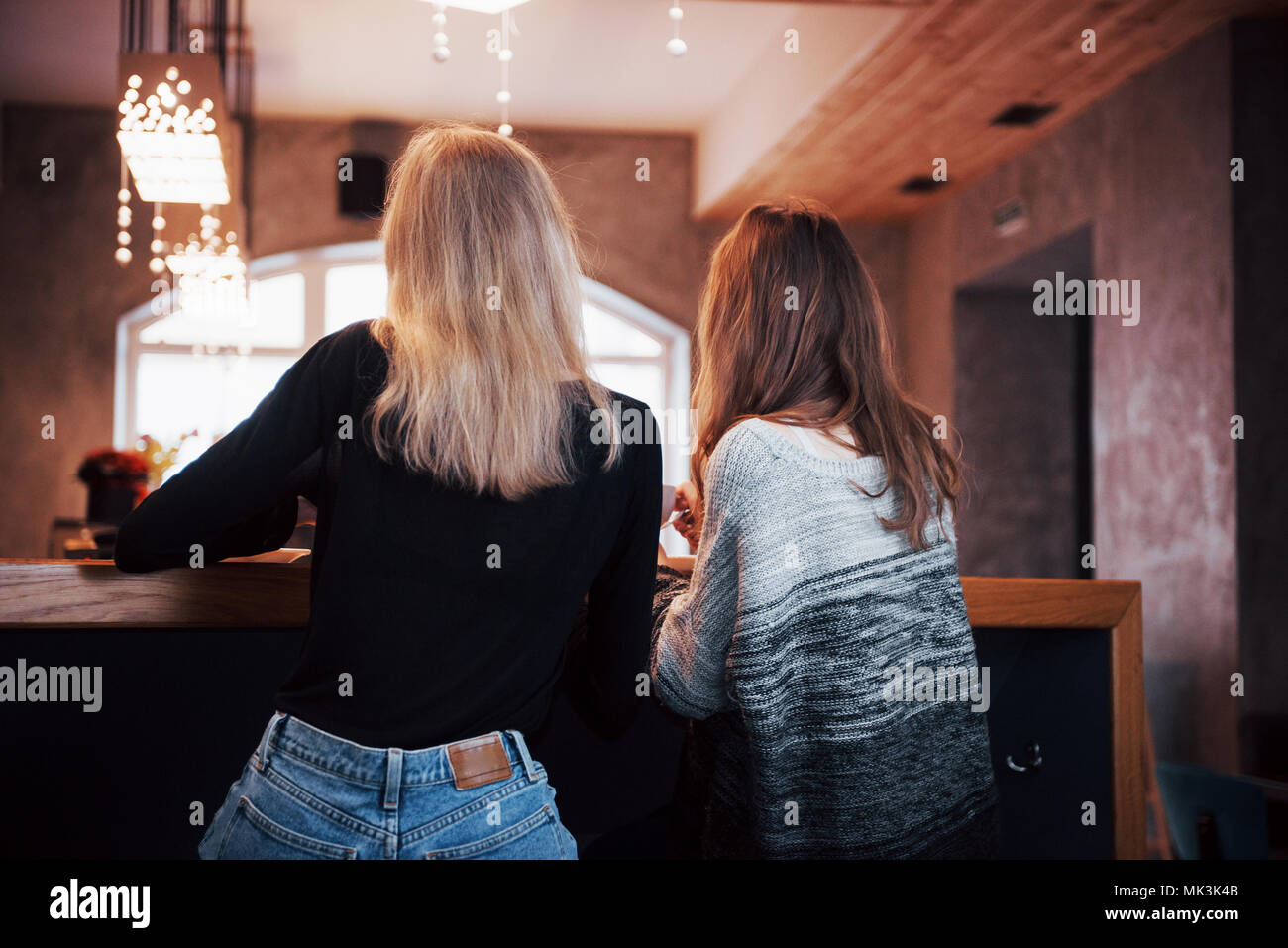Zwei Freunde Kaffee zusammen in einem Café, als sie an einem Tisch sitzen plaudernd Stockfoto