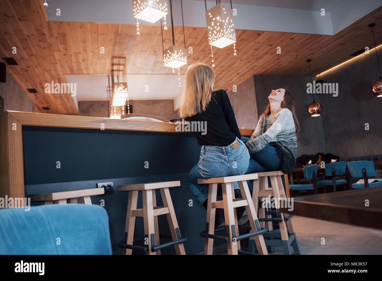 Zwei Freunde Restaurant & Mehr... Zwei Freunde Kaffee zusammen in einem Café, als sie an einem Tisch
