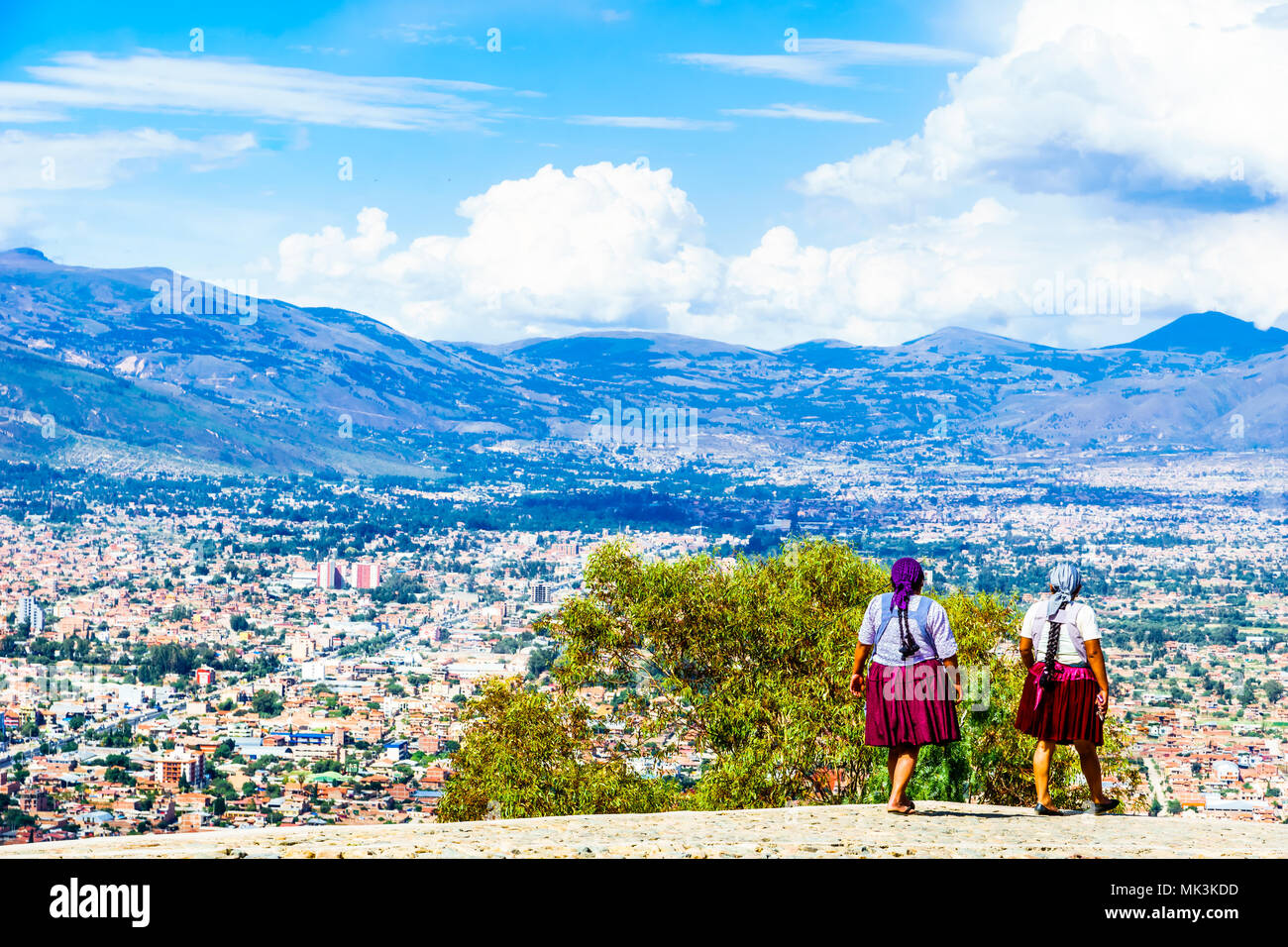 Blick auf indigene Völker in fron des Stadtbildes von Cochabamba in Bolivien Stockfoto