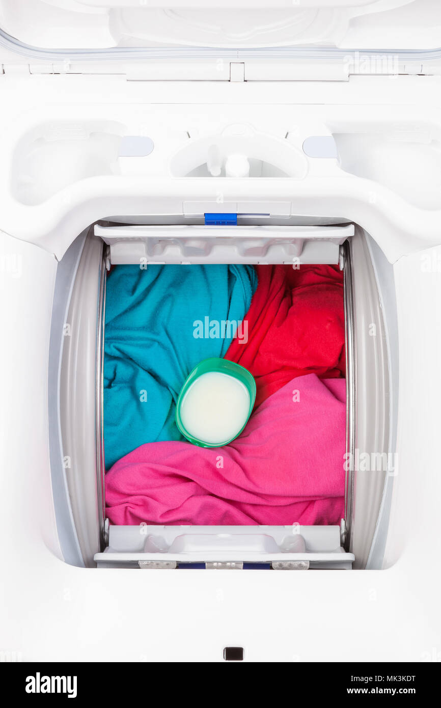 Toplader Waschmaschine mit bunten Kleidern mit Seife geladen von oben  Stockfotografie - Alamy