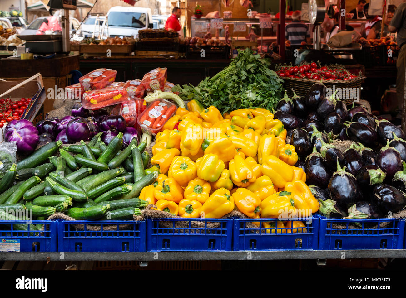 Obst und Gemüse in den Straßen von berühmten ballarò Markt in Palermo, Sizilien Stockfoto
