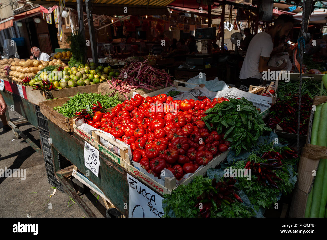 Obst und Gemüse in den Straßen von berühmten ballarò Markt in Palermo, Sizilien Stockfoto