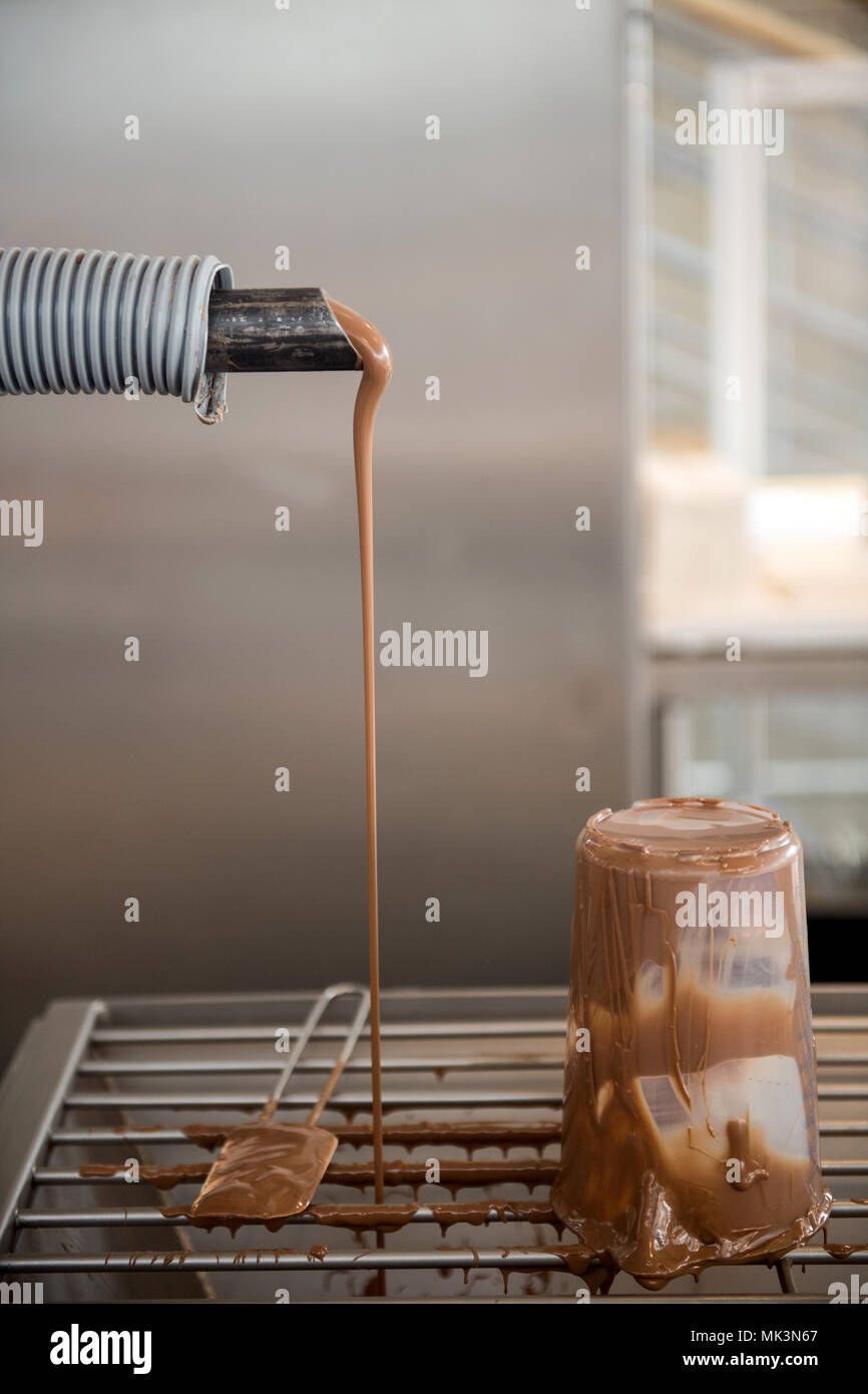 Schokolade tropft aus Maschine, Deutschland Stockfoto
