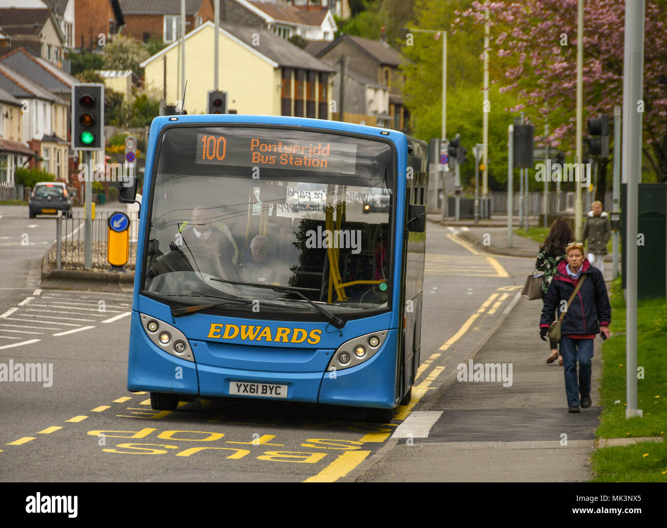 Edwards Bus hält an der Bushaltestelle mit einer Person vorbei gehen. Stockfoto