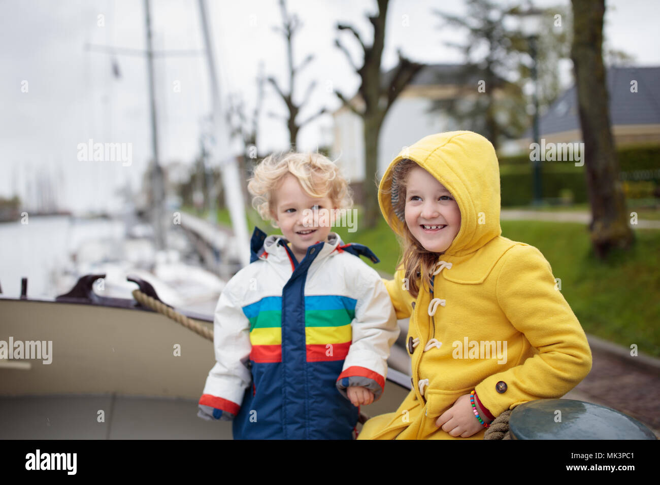 Familie auf dem Boot in Holland, Segeln in Amsterdam. Holländische Familie mit Kindern, bei der die traditionellen Wohnviertel Yacht. Holz- Schiff in den Niederlanden. Stockfoto