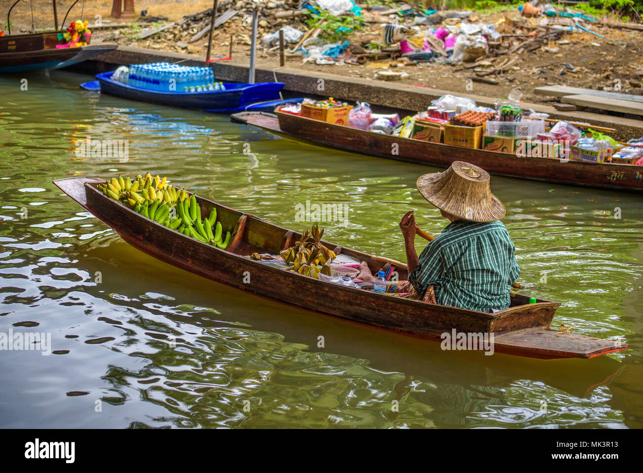 Lokale Verkäufer mit Bananen zu einem schwimmenden Markt in Thailand Stockfoto