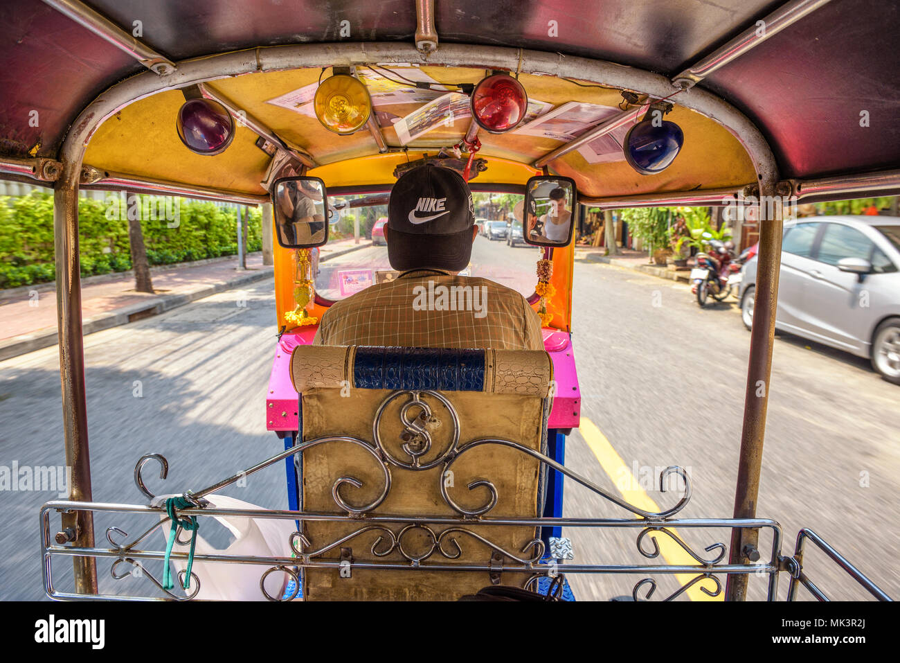 Blick von der Innenseite des Fahrzeugs ein Tuk Tuk in Bangkok. Stockfoto