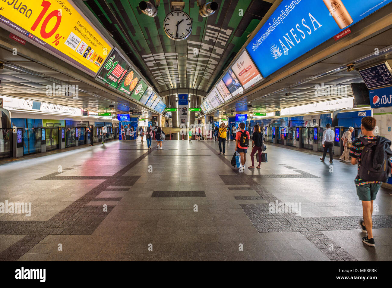 Züge mit einer Skytrain Station in Bangkok. Stockfoto