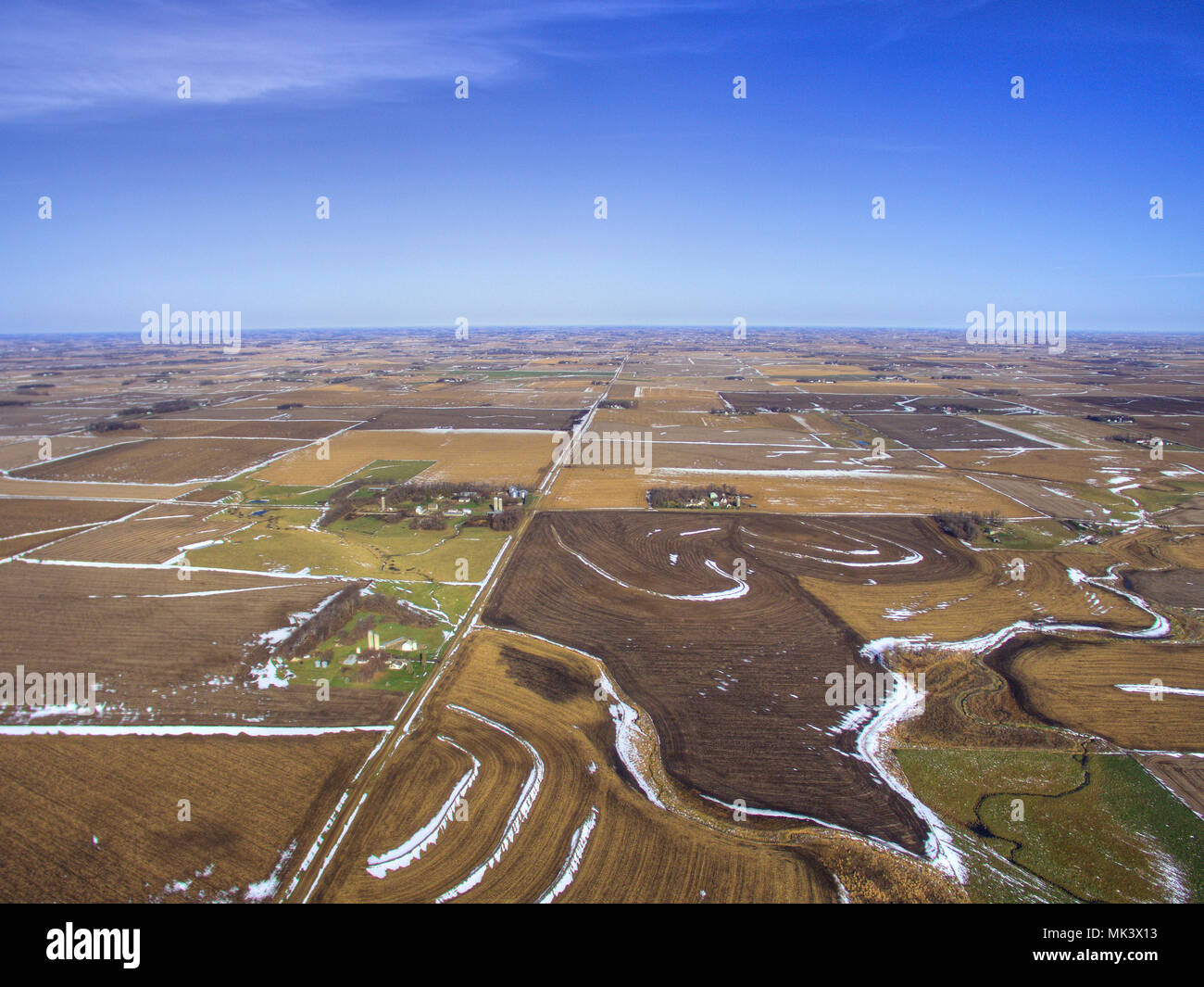 Antenne drone Ansicht der landwirtschaftlichen Felder zur Festlegung unfruchtbar im frühen Frühjahr Stockfoto