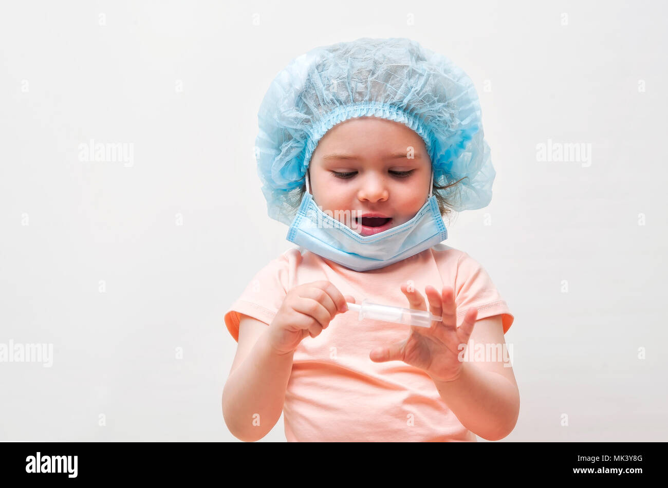 Adorable kleinen Mädchen spielen an der Arzt auf weißem Hintergrund Stockfoto