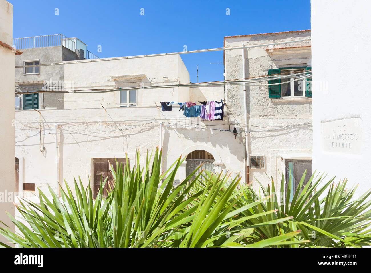 Vieste, Apulien, Italien - Wäsche trocknen auf einem Balkon in den Straßen von Vieste Stockfoto