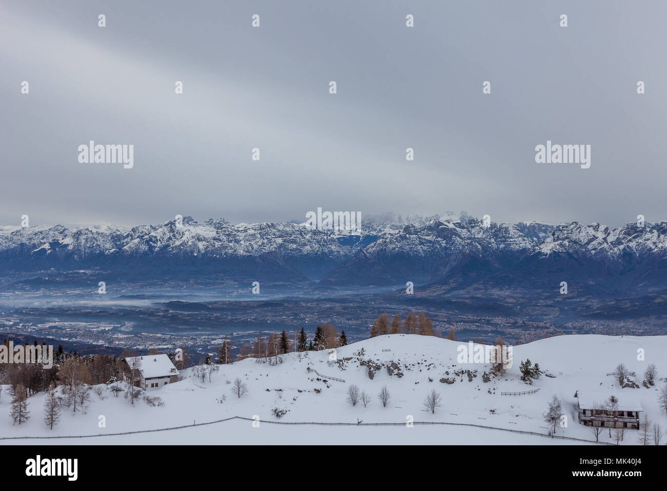 Panorama der Dolomiten Täler mit Nebel und Dolomiten Gipfel Hintergrund, Belluno, Italien Stockfoto