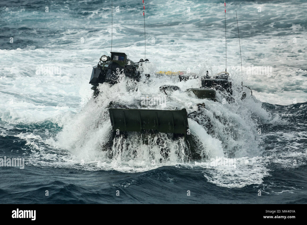 Ein US-Marine Amphibisches Fahrzeug AAV Unternehmen, Bekämpfung Angriff Bataillon, vergeben von Camp Schwab, Japan, Abstürze durch die Wellen in einem Versuch, die Amphibischen Dock Landung Schiff, die USS Ashland (LSD 48), während der Blaue Chromit 18 an Bord, irgendwo vor der Küste von Okinawa, Japan, Nov. 1, 2017. Blau Chromit ist eine in den USA - nur Übung, die die Navy-Marine Corps expeditionary, Amphibischen schnelle Reaktionsfähigkeit in Okinawa und die größere Indo-Asia-Pazifik-Region stärkt. (U.S. Marine Corps Foto von Sgt. Aaron S. Patterson) Stockfoto