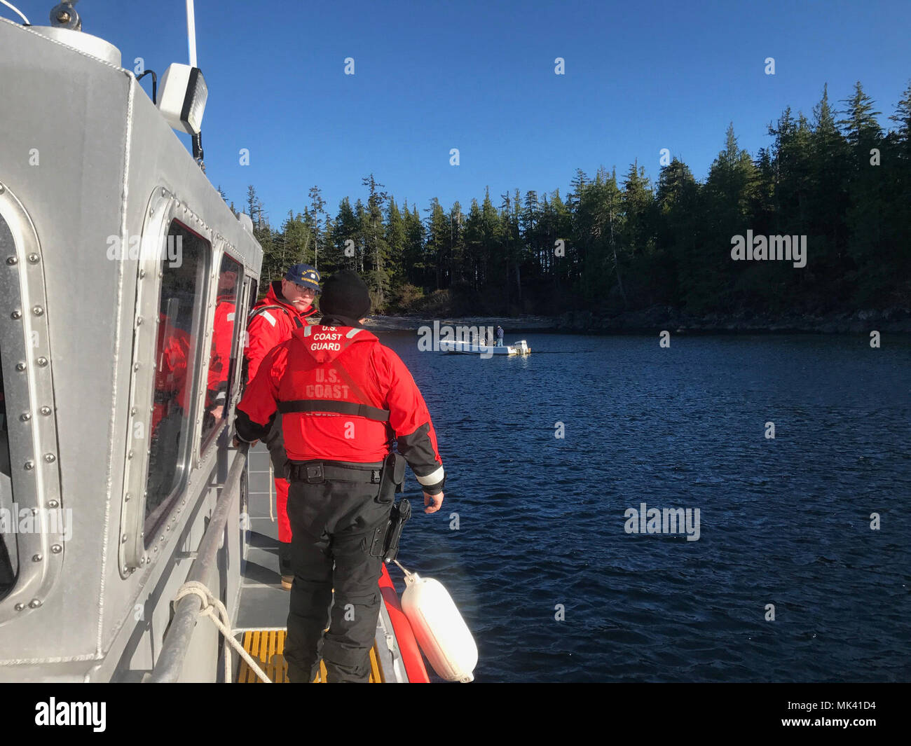 Ein Coast Guard Station Ketchikan 45-Fuß-Antwort Boat-Medium Crew kommt auf Szene zu einer Behinderten 21-Fuß Boston Whaler mit zwei Personen an Bord auf Moira Sound, Alaska, November 2, 2017. Die boatcrew begonnen, die beiden und nahm sie an Thomas Becken. U.S. Coast Guard Foto. Stockfoto