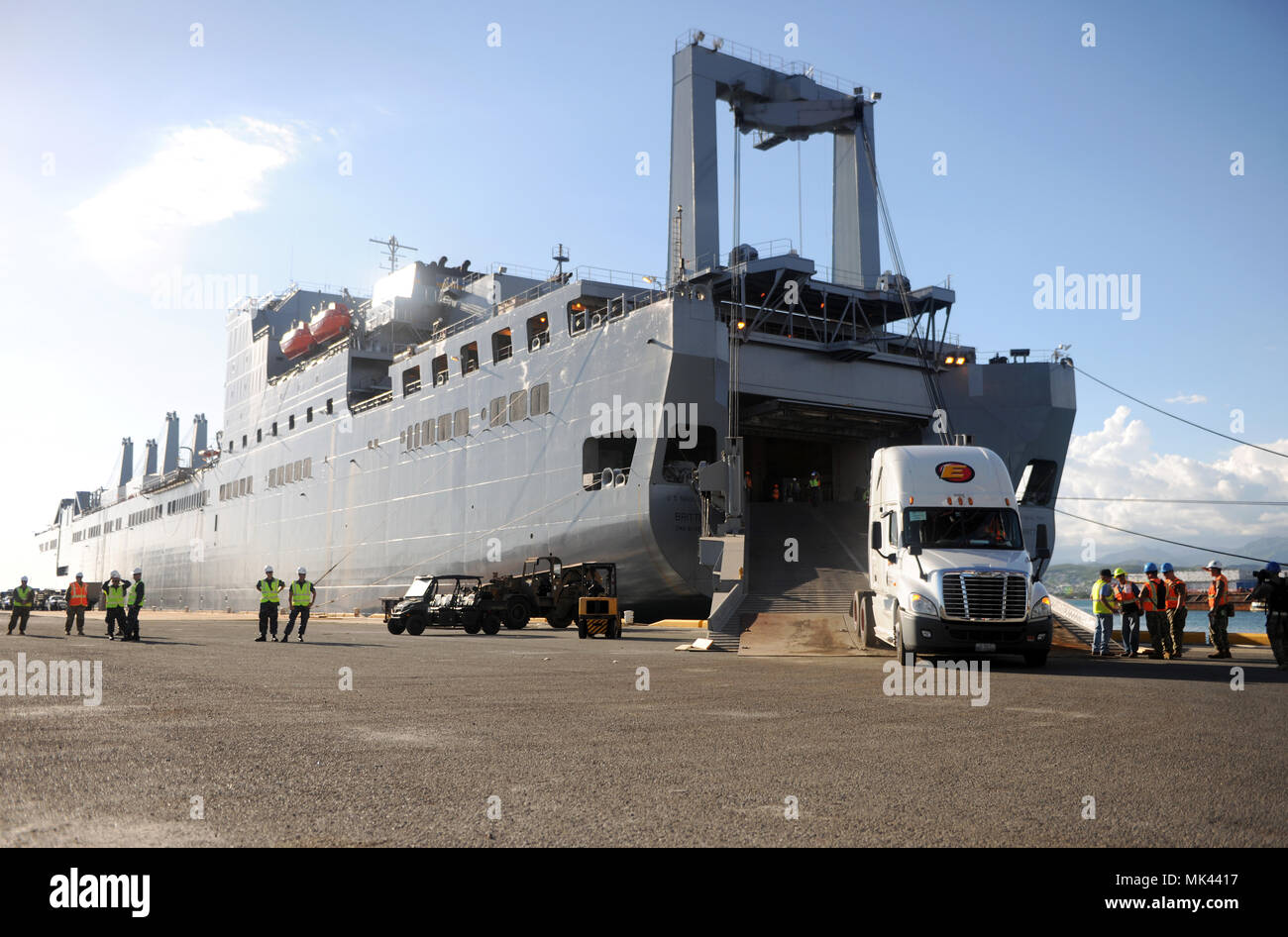 PONCE, Puerto Rico - Der Military Sealift Command USNS Brittin (T-AKR-305) verlagert nach dem Andocken an der Rafael Cordero Santiago Hafen von Amerika am 3. Durchführung des FEMA größte Lieferung der Hilfsgüter für Puerto Rico und Konzentration auf die Ausrüstung für die US-Armee Korps der Ingenieur Restaurierung Mission, der Bob Hope-Klasse Roll on Roll off-Schiff 300 mobile Generatoren, 43 Eimer LKW, 33 digger Kräne, eine UH-60 Black Hawk Hubschrauber, sowie zusätzliche Lieferungen, auf eine 4-tägige Reise von Joint Base Naval Waffen Bahnhof Charleston, SC. Stockfoto