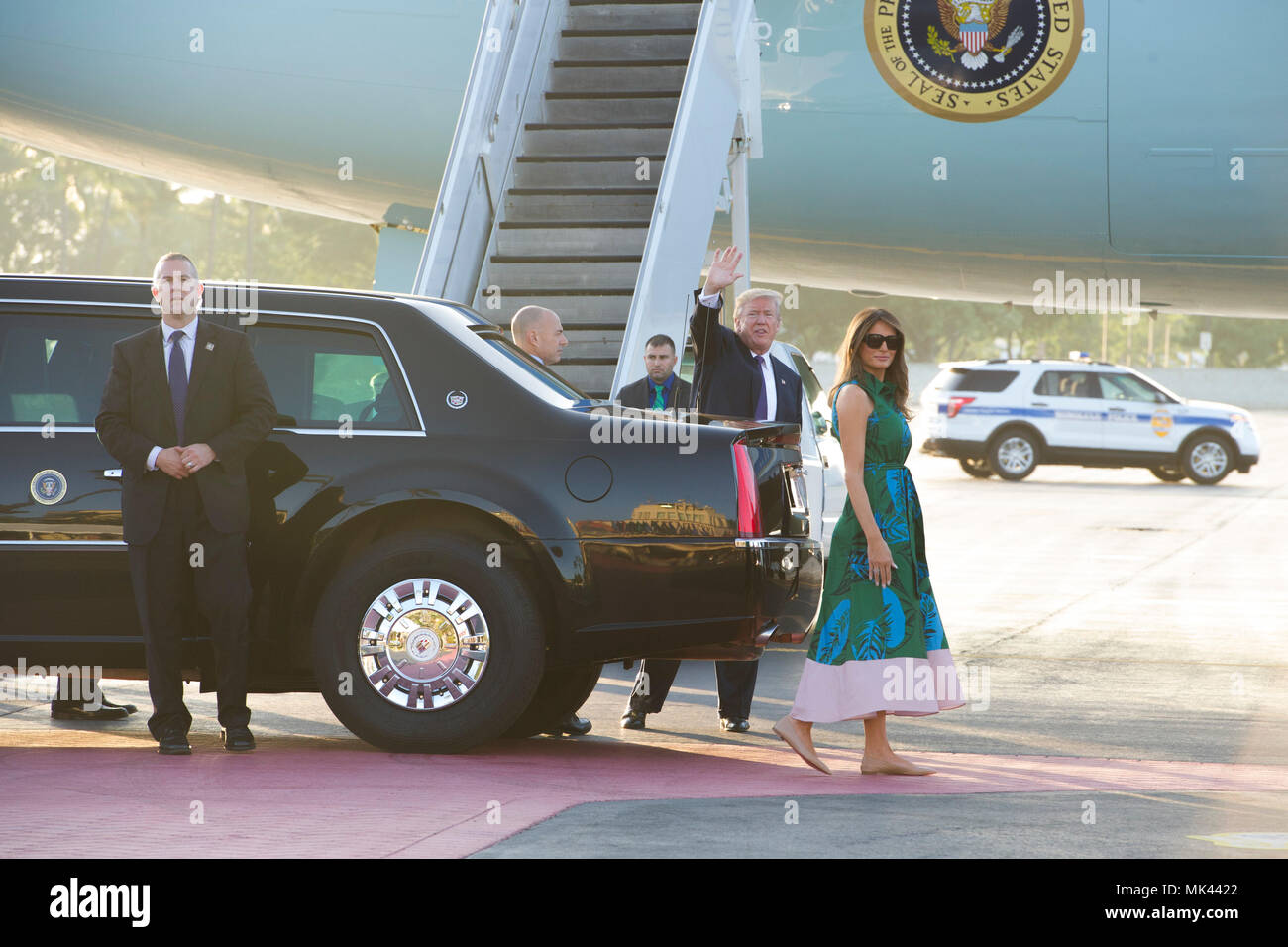 Präsident Donald Trump und First Lady Melania Trump Abfahrt Joint Base Pearl Harbor-Hickam, Hawaii, für Tokio, Japan, November 4, 2017. Präsident des Trump Besuch in Asien, 12 Tage und in fünf Ländern, ist die längste Reise des US-Präsidenten für die Region seit 1991, als Präsident George H.W. Bush reiste in 4 Ländern (Australien, Singapur, Südkorea und Japan) über 11 Tage. Während dieser Reise, Präsident Trump unterstrich sein Engagement für die Stärkung des langjährigen United States Allianzen und Ausbau neuer Partnerschaften. (U.S. Air Force Foto von Master Sgt. Theanne Herrmann) Stockfoto
