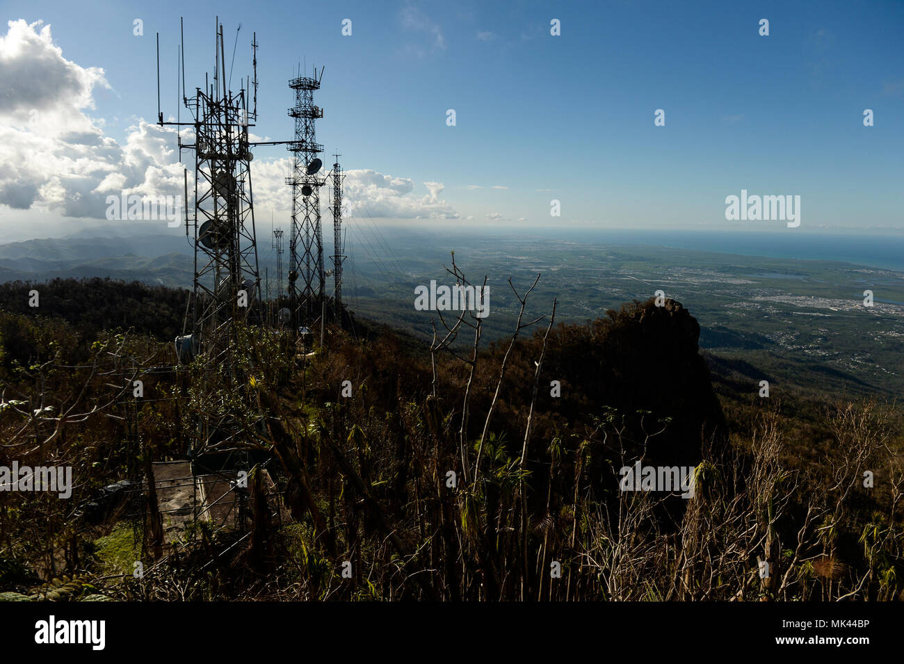 Flieger mit der 85 Engineering Installation Squadron, Keesler Air Force Base, Fräulein, reparieren Sie den Mobilfunkmasten auf El Yunque Peak in El Yunque National Forest, Puerto Rico, Nov. 3, 2017 nach dem Hurrikan Maria der tropische Regenwald zerstört und beschädigt die Kommunikation Türmen. (U.S. Air Force Foto von Master Sgt. Joshua L. DeMotts) Stockfoto