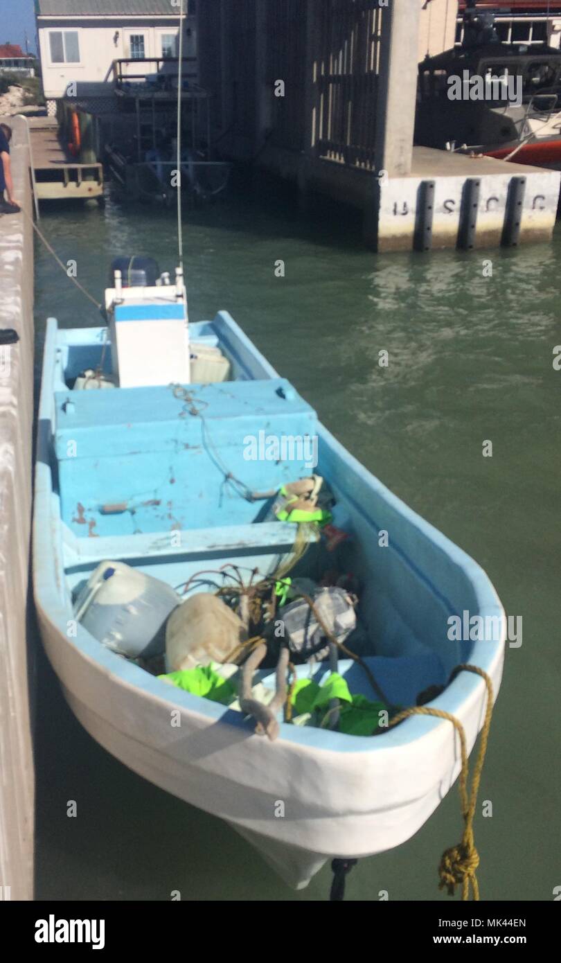 Coast Guard Strafverfolgung Crews erkannt und das Schnitzen einer mexikanischen lancha Crew in der illegalen Fischerei in den Gewässern vor der südlichen Texas, November 4, 2017. Der lancha, mit Fanggeräte an Bord, wurde beschlagnahmt, und die mexikanische Fischer wurden festgenommen und der grenzübergreifenden Durchsetzung Agenten zur Verarbeitung übergeben. U.S. Coast Guard Foto mit freundlicher Genehmigung Asset. Stockfoto