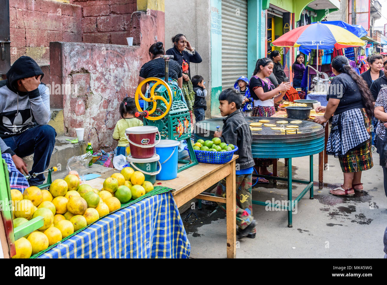 Santiago Sacatepequez, Guatemala - November 1, 2017: Street Food Anbieter während des riesigen kite Festival zu Allerheiligen. Stockfoto