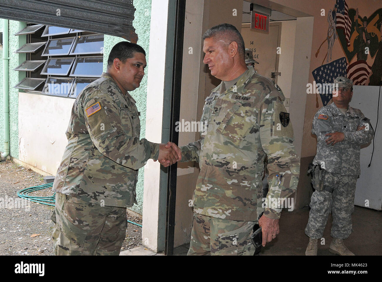 TAG visits Einheiten bei Hilfsmaßnahmen; Der Adjutant General von Puerto Rico, Brig. Gen. Isabelo Rivera, besuchten einige der PRNG-Einheiten, die an den Hilfsmaßnahmen auf der Insel nach dem Hurrikan María, Nov. 2. Einheiten besucht wurden: der 755Th Military Police Co.in Arecibo, der 105 Quartal Master von Juana Díaz, der Reinigung und Verteilung von Wasser im Bereich der Isabela, und der 544Th MP Co. am Parque Colón in Aguadilla, die Lage mit den 729 . Composite Supply Company von der Maryland National Guard teilen. Die 729 . CSC reiste von Ellicott Cit Stockfoto