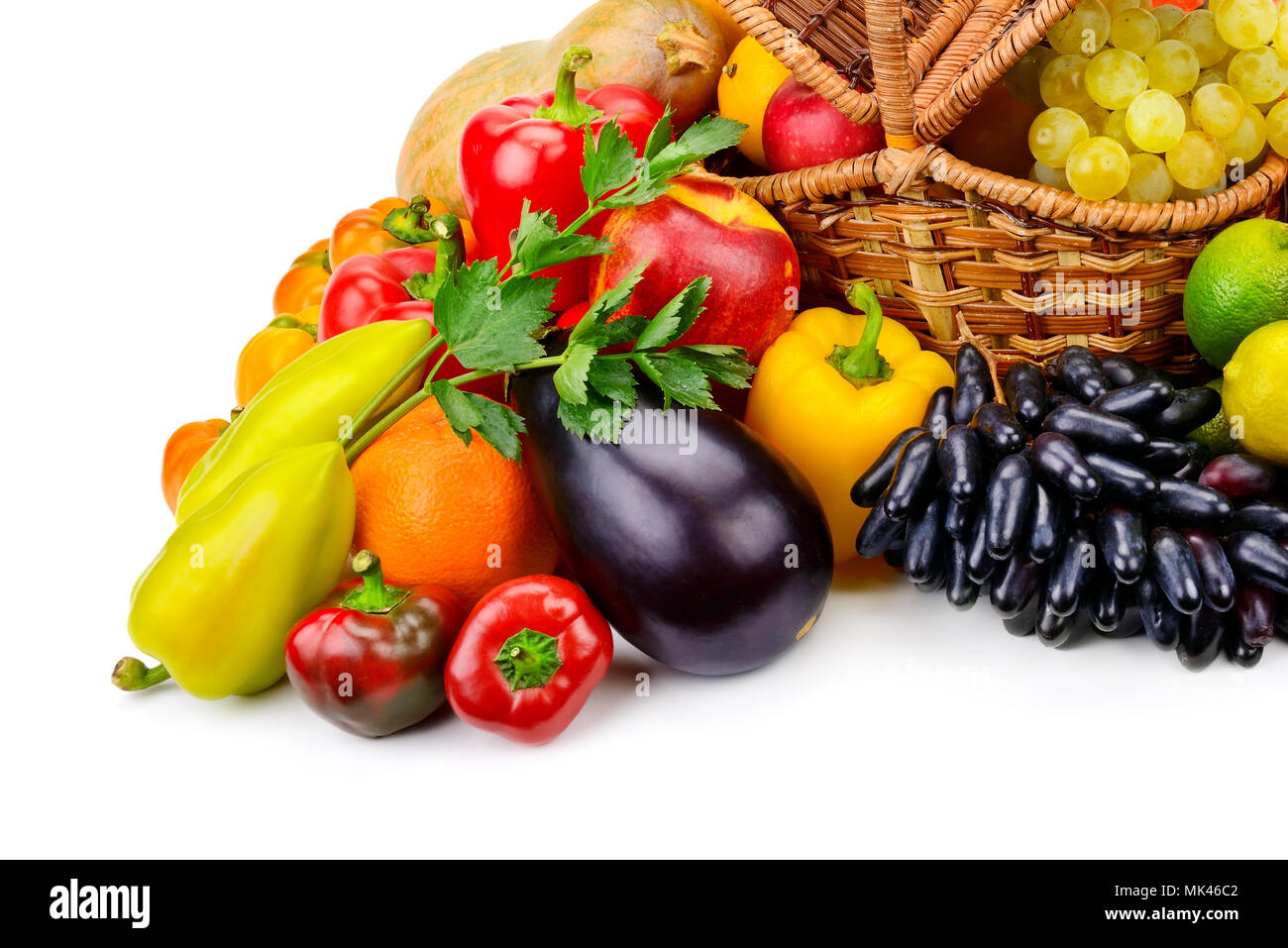 Korb mit frischem Obst und Gemüse isoliert auf einem weißen. Ansicht von oben. Stockfoto