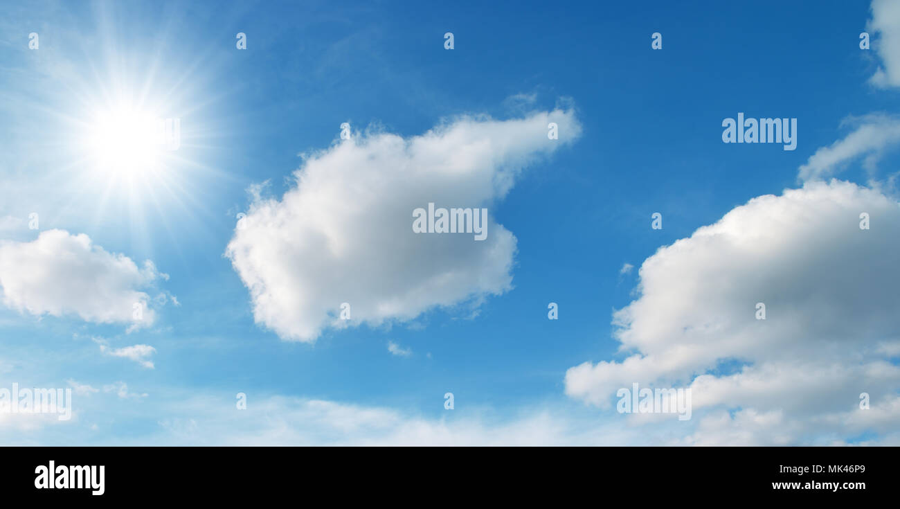 Sonne auf blauen Himmel und Wolken Stockfoto